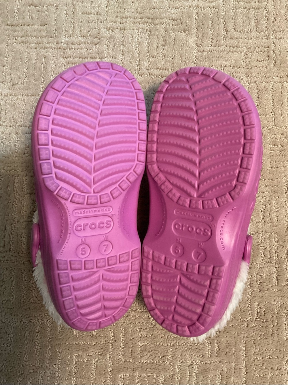 CROCS Pink Classic Lined Baya Clogs White Faux Fur Charms Women 7 EUC Cozy Girl - Picture 6 of 8